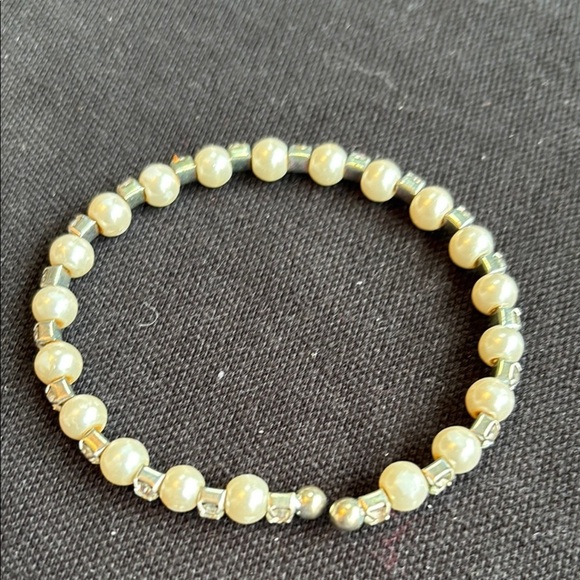 🎉4/30$🎉 Elegant Pearl and Silver Bracelet - Picture 2 of 4